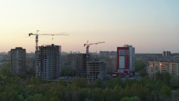 Vista aérea de las grúas torre que construyen la casa — Vídeos de Stock