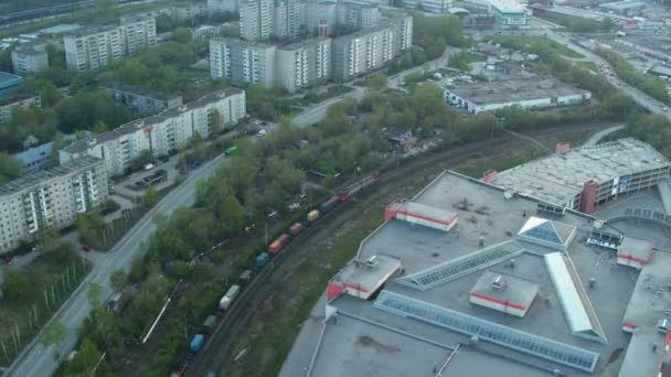 Şehirden geçen bir trenin hava görüntüsü. — Stok video