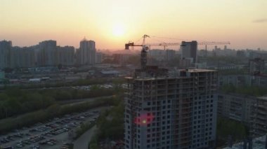 Bir yol köprüsünün altında suyun üzerinde uçarken