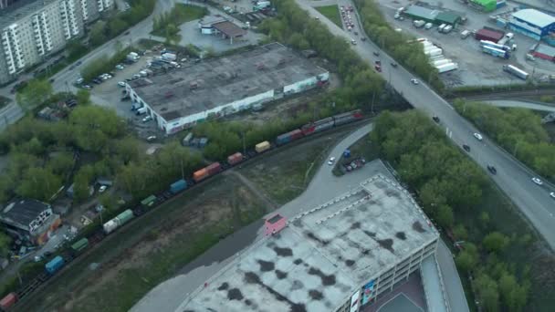 Vue aérienne d'un train qui traverse la ville — Video