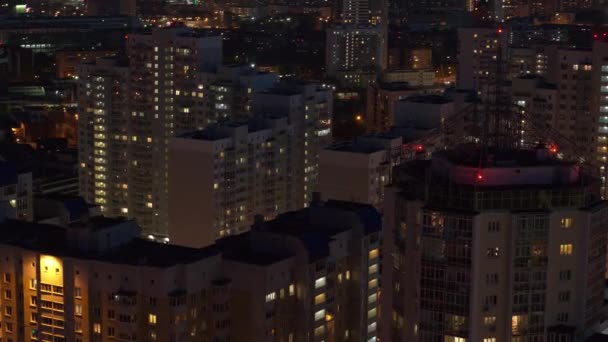 Vista aérea de los edificios de la ciudad nocturna — Vídeo de stock