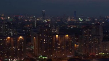 Gece şehrindeki binaların havadan görünüşü