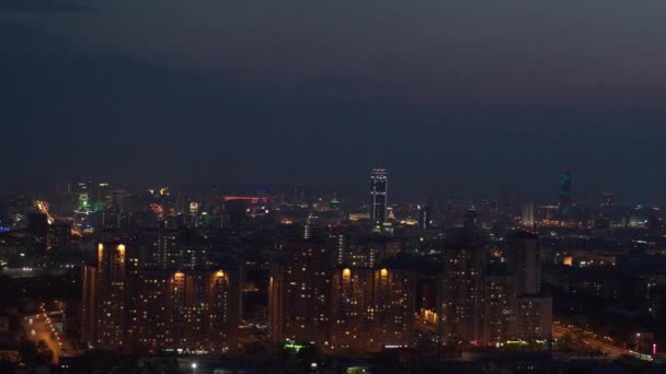 Вид з повітря на будівлі в нічному місті — стокове відео