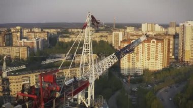 Bir yol köprüsünün altında suyun üzerinde uçarken