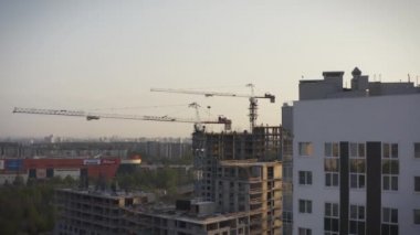 Bir yol köprüsünün altında suyun üzerinde uçarken