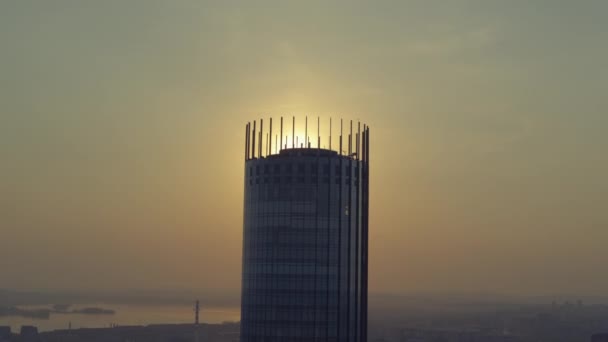 Vista aérea do edifício moderno alto contra o pôr do sol — Vídeo de Stock