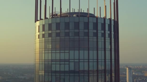 Luchtfoto van het hoge moderne gebouw tegen de zonsondergang — Stockvideo