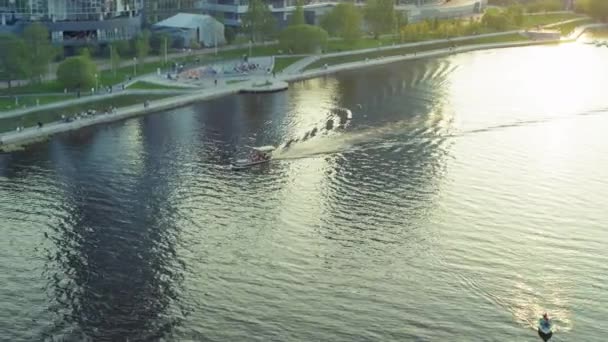 Vue aérienne d'un bateau qui flotte le long d'une rivière dans le centre-ville — Video