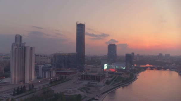 Vista desde el aire en una hermosa puesta de sol rosa sobre el río en el centro de la ciudad — Vídeos de Stock