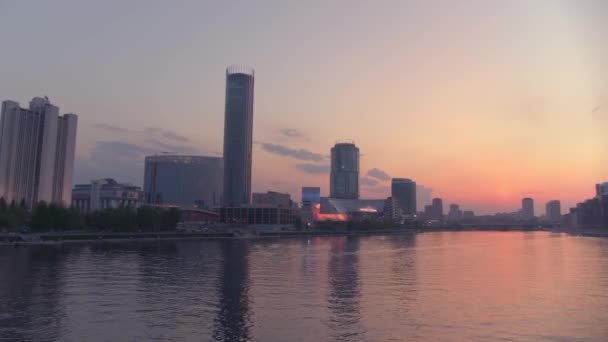 Vista dall'aria in un bellissimo tramonto rosa sul fiume nel centro della città — Video Stock