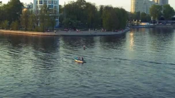 市中心沿河漂流的一艘船的航拍 — 图库视频影像
