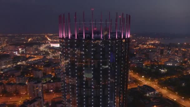 Vista aérea de la torre en el centro de la ciudad con el telón de fondo de luces nocturnas — Vídeo de stock