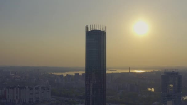 Vista aérea del alto edificio moderno contra el atardecer — Vídeos de Stock