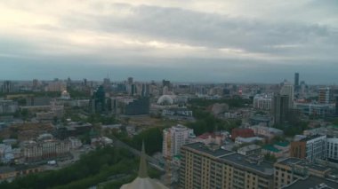 Şehir merkezindeki modern binaların havadan görünüşü