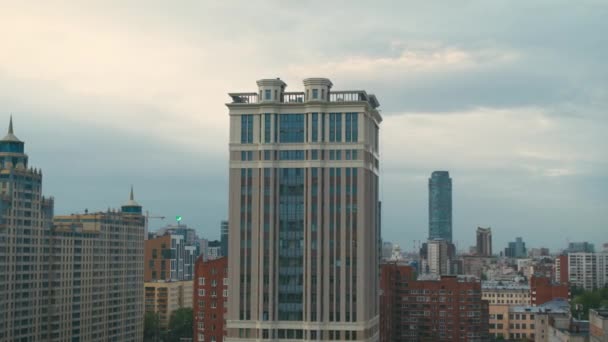 Uitzicht vanuit de lucht op moderne gebouwen in het stadscentrum — Stockvideo