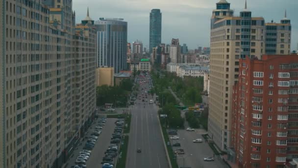Вид с воздуха на современные здания в центре города — стоковое видео