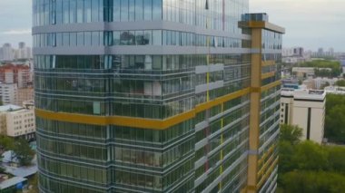 Şehir merkezindeki modern binaların havadan görünüşü