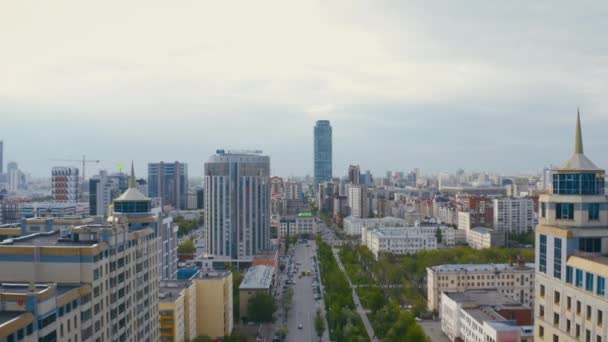 Légi felvétel a modern épületekről a városközpontban — Stock videók