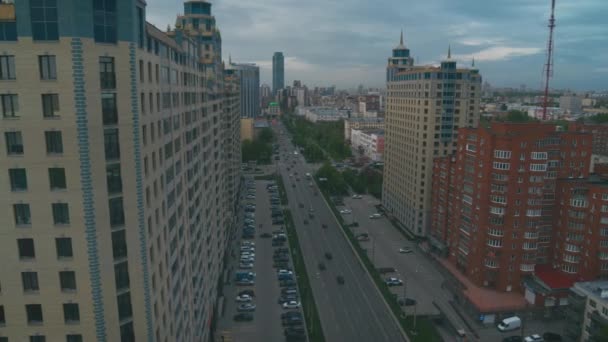 Uitzicht vanuit de lucht op moderne gebouwen in het stadscentrum — Stockvideo