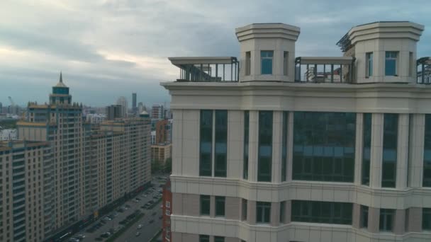 Widok z lotu ptaka na nowoczesne budynki w centrum miasta — Wideo stockowe