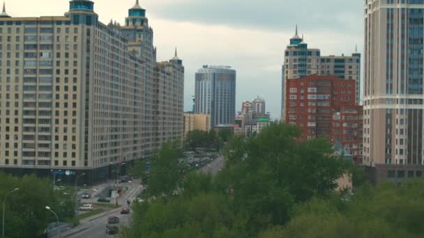 Вид с воздуха на современные здания в центре города — стоковое видео