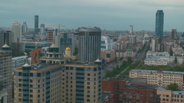 Uitzicht vanuit de lucht op moderne gebouwen in het stadscentrum — Stockvideo