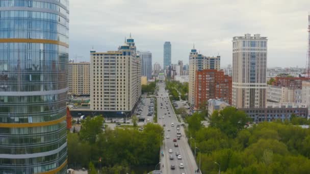 Şehir merkezindeki modern binaların havadan görünüşü — Stok video