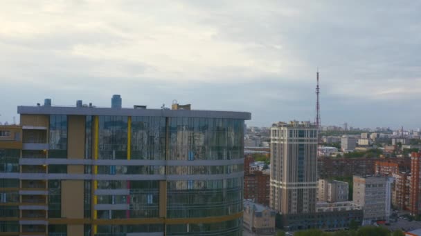 Uitzicht vanuit de lucht op moderne gebouwen in het stadscentrum — Stockvideo