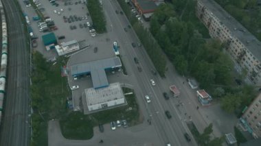 Şehirdeki yolda giden bir arabanın hava görüntüsü.