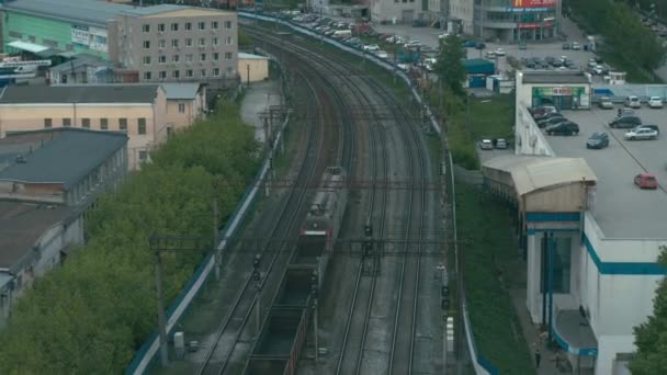 Vista aérea do comboio de mercadorias e da ferrovia na cidade — Vídeo de Stock