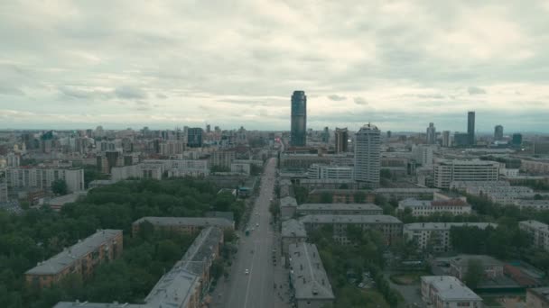 Vista aérea de la carretera con tráfico en la ciudad — Vídeos de Stock