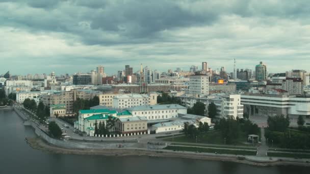 Vista aérea del centro de la ciudad en clima nublado — Vídeo de stock