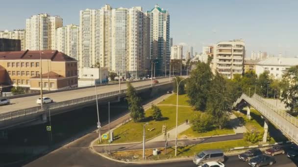 Вид с воздуха на автодорожный мост в городе — стоковое видео