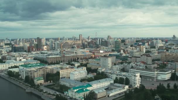 Widok z lotu ptaka na centrum miasta w pochmurną pogodę — Wideo stockowe