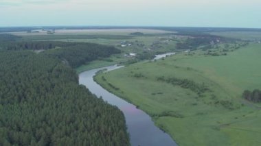 Nehrin havadan görünüşü ve kıyılarında bir kaya ve orman.
