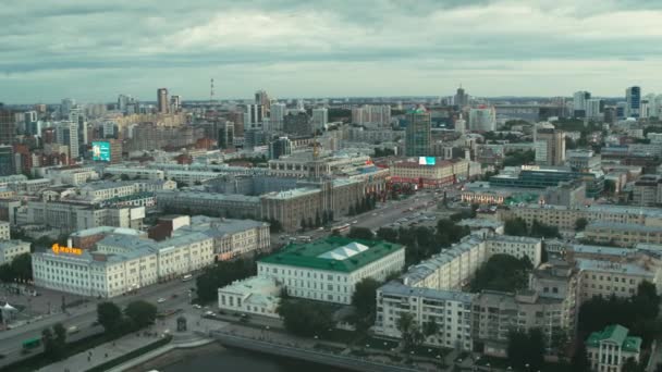 Вид з повітря на центр міста в похмуру погоду — стокове відео