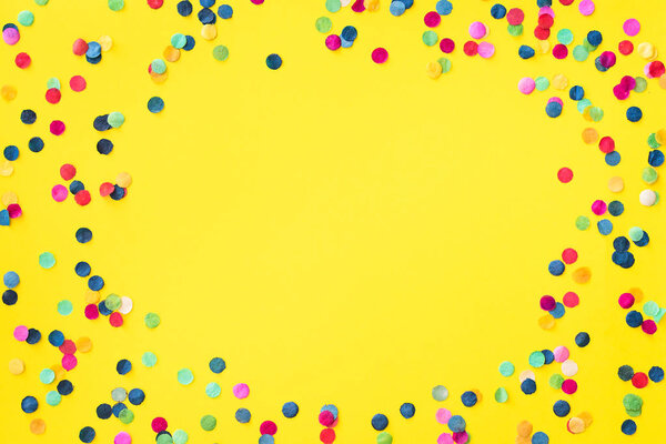 Флаг ярко-желтого фона с бумажными конфетти с копирайтом посередине
