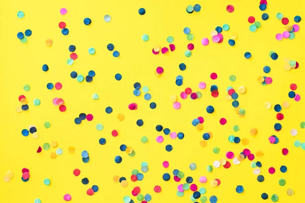 Flatlay renkli kağıt konfeti ile parlak sarı arka plan
