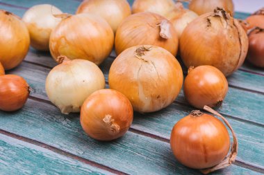 Ahşap arka plan üzerinde taze soğan ampuller. Sağlıklı bir diyet için sebze. Kuru soğan vitamin, zengin yararlı bahar. Soğan kabuğu ahşap arka plan üzerinde. sağlıklı bir salata için madde