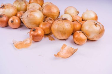 Beyaz arka plan üzerinde taze soğan ampuller. Sağlıklı bir diyet için sebze. Soğan yararlı vitamin zengindir. Soğan kabuğu