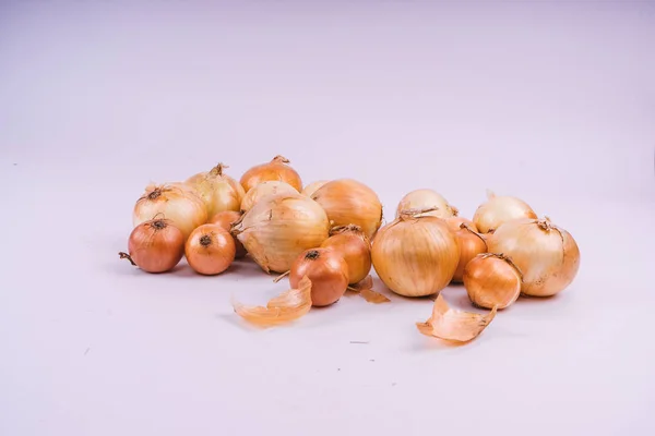 Frische Zwiebeln Auf Weißem Hintergrund Gemüse Für Eine Gesunde Ernährung — Stockfoto