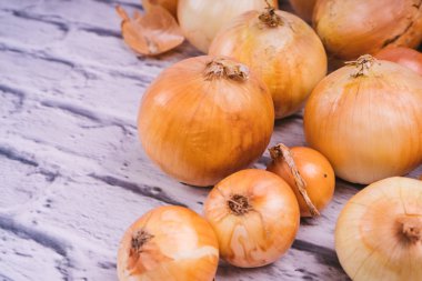 Beyaz arka plan üzerinde taze soğan ampuller. Sağlıklı bir diyet için sebze. Soğan yararlı vitamin zengindir. Soğan kabuğu