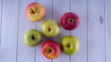 Elma ahşap bir masa üzerinde. Yeşil ve kırmızı elma hasat.