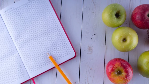 Äpfel Auf Einem Holztisch Ernte Grüner Und Roter Äpfel — Stockfoto