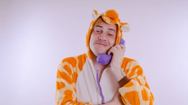 adam bir parlak çocuk pijama bir kanguru şeklinde. duygusal bir öğrenci portresi. Çocuk animatör kostüm tanıtımı.