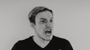 yakın çekim içinde çılgın bir adam duygusal portresi. kavram: sinir krizi, akıl hastalığı, baş ağrısı ve migren. siyah ve beyaz tedavi