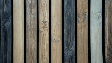 Çok renkli ahşap duvar ve mavi gökyüzü. Renkli duvar ahşap kopya alan bir sürü ile. Ahşap çit ve mavi gökyüzü. Renkli boyalı eski püskü ahşap Resepsiyon arka. Ahşap arka plan.