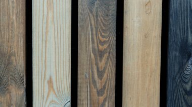 Çok renkli ahşap duvar ve mavi gökyüzü. Renkli duvar ahşap kopya alan bir sürü ile. Ahşap çit ve mavi gökyüzü. Renkli boyalı eski püskü ahşap Resepsiyon arka. Ahşap arka plan.