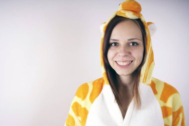 Kız bir parlak çocuk pijama bir kanguru şeklinde. duygusal bir öğrenci portresi. Çocuk animatör sunumunu kostüm. Kedinin pençeleri şeklinde terlik.         