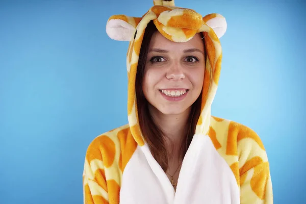 Menina Pijama Infantil Brilhante Forma Uma Girafa Retrato Emocional Estudante — Fotografia de Stock